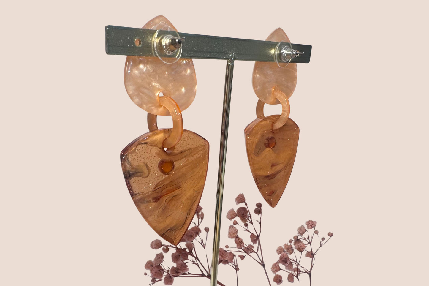 Boucles d'Oreilles en Résine Saumon et Cornaline – Énergie et Élégance Chaleureuse