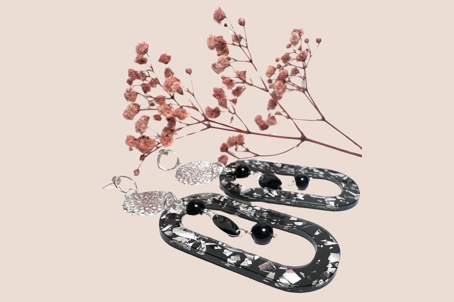 Boucles d’Oreilles en Argent 925 et Résine Noire Argentée – Élégance Intemporelle et Raffinement