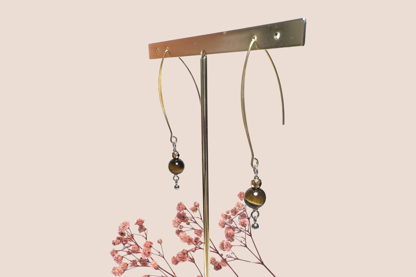 Boucles d’Oreilles en Acier Inoxydable Doré et Argenté avec Perle d’Œil de Tigre – Élégance et Protection