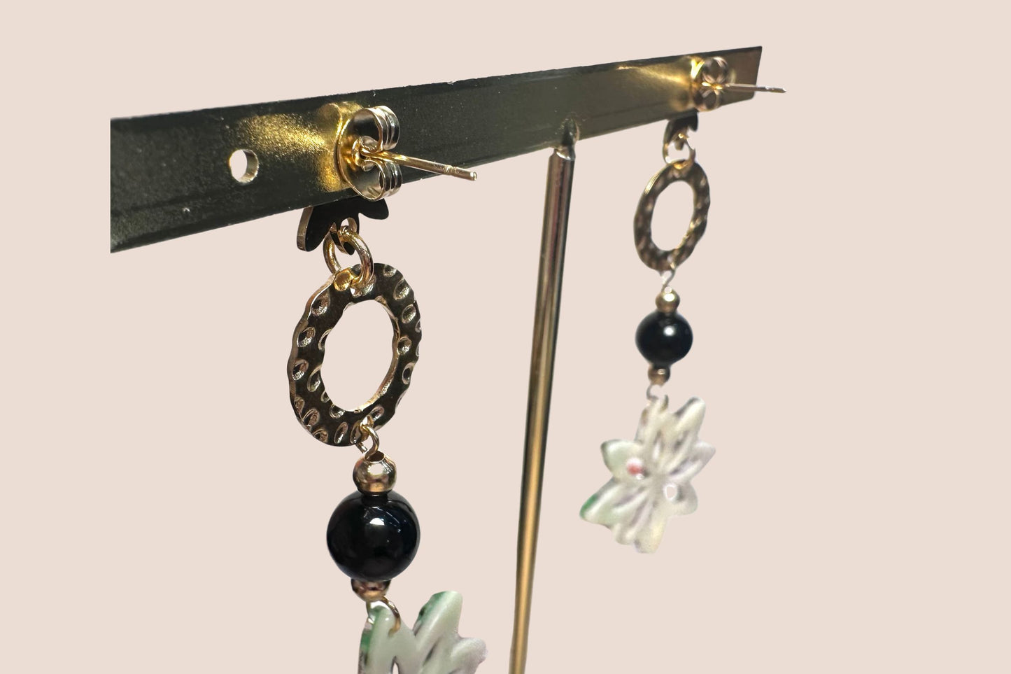 Boucles d’Oreilles en Résine Multicolore, Acier Doré et Perle d'Obsidienne Noire – Originalité et Protection