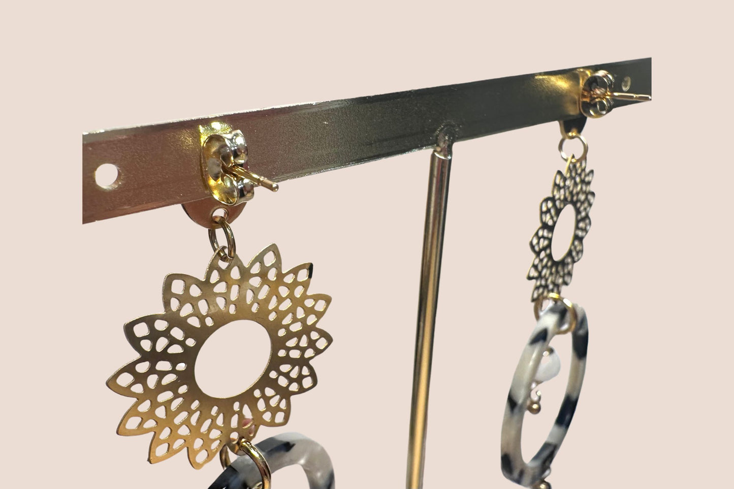 Boucles d’Oreilles en Résine Blanche, Acier Inoxydable et Pierre de Lune – Éclat et Élégance Intemporelle