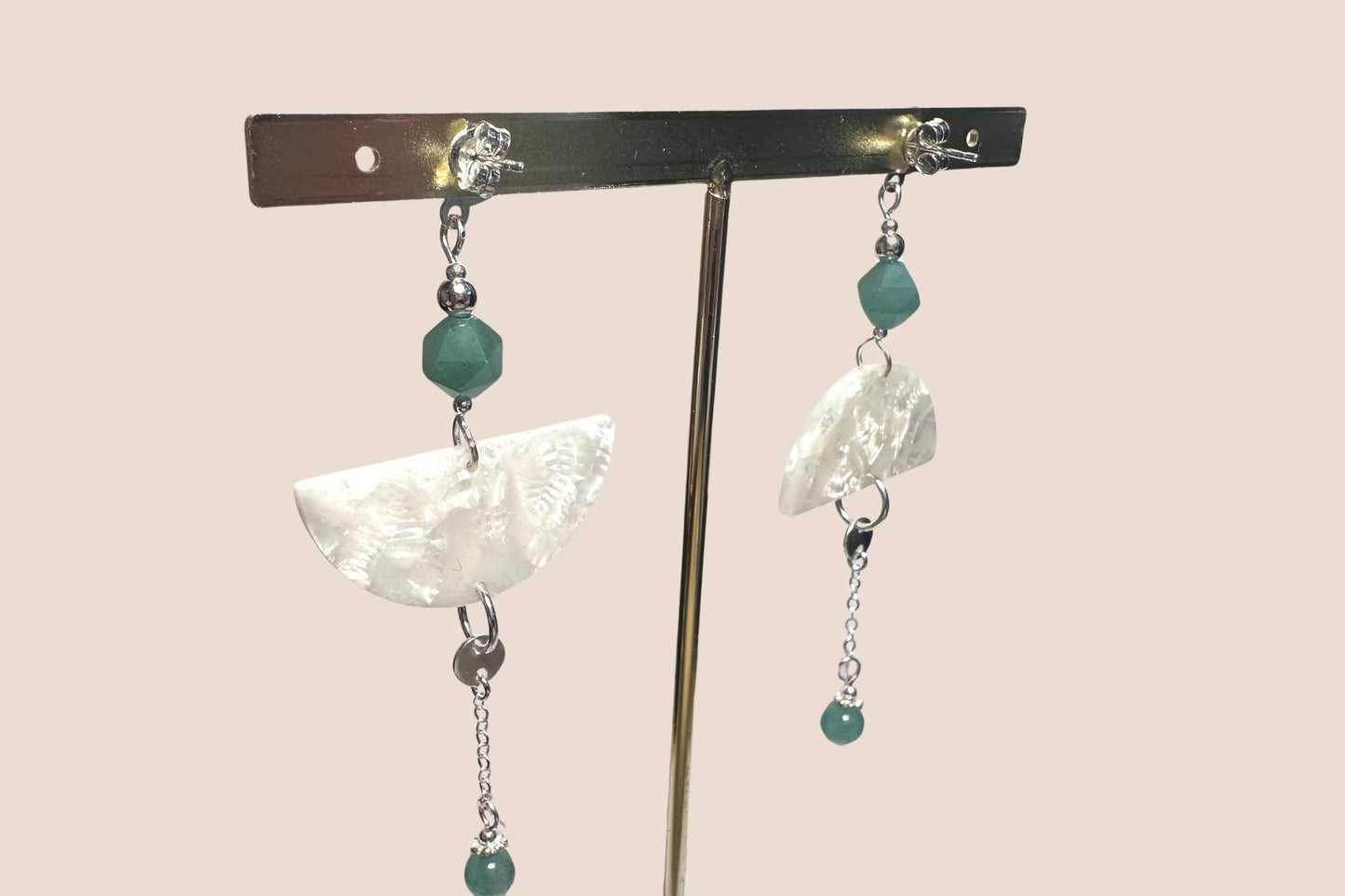 Boucles d’Oreilles en Argent 925 avec Aventurine Verte et Résine Blanche – Raffinement Naturel et Pureté