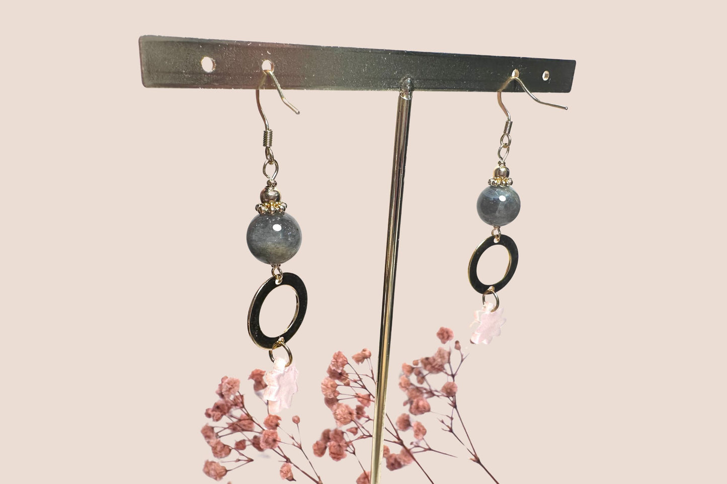 Boucles d’Oreilles en Acier Inoxydable avec Résine Rose et Labradorite – Féminité et Protection