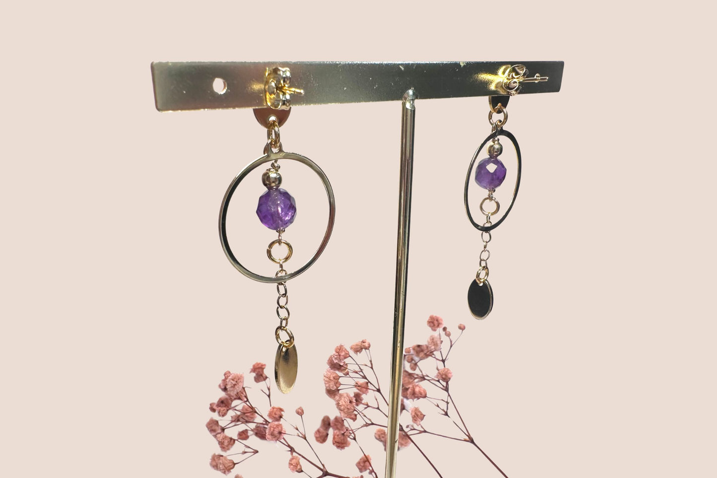 Boucles d’Oreilles en Acier Inoxydable Doré avec Perle d'Améthyste – Raffinement et Équilibre