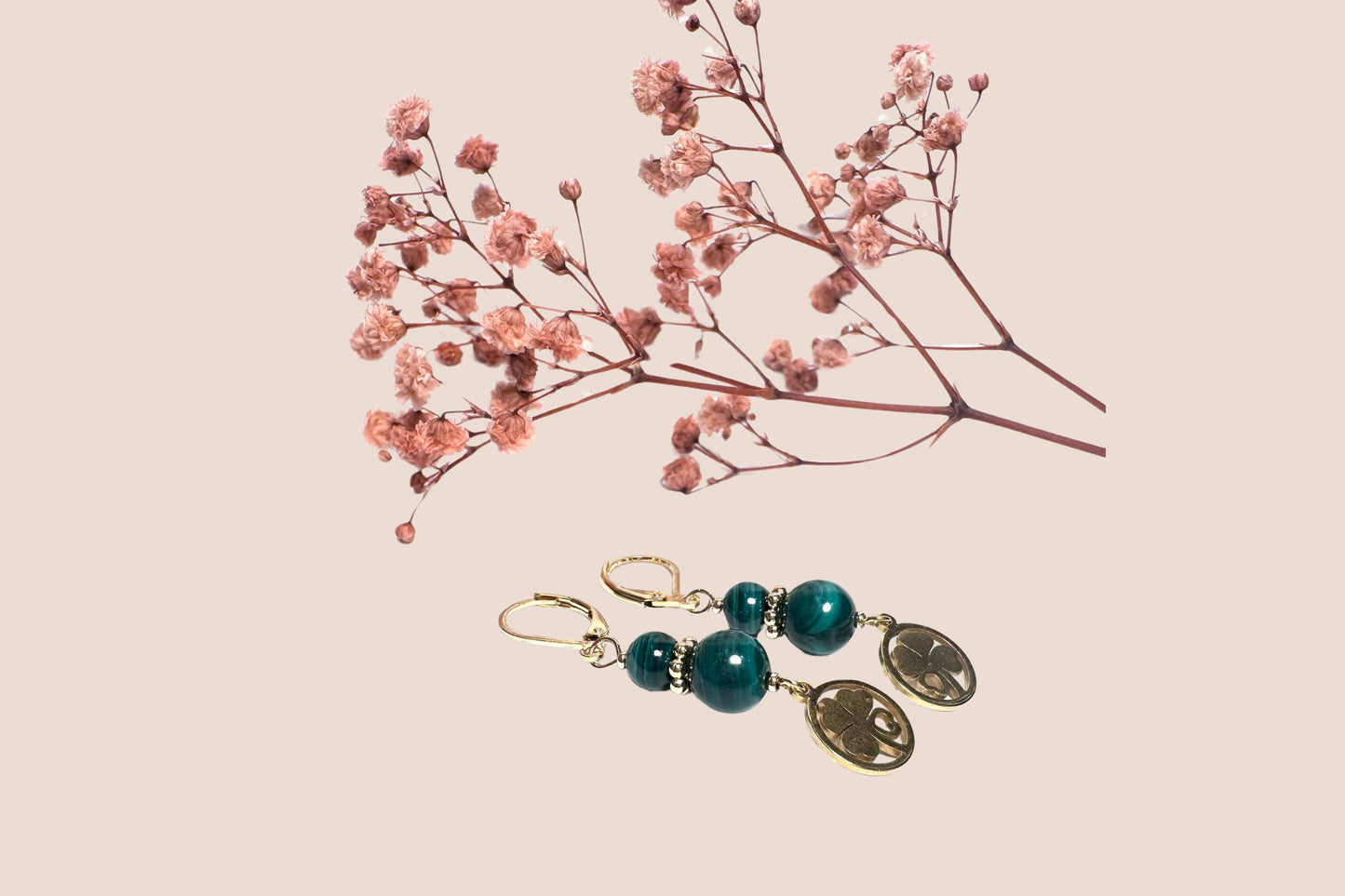 Boucles d’Oreilles en Acier Inoxydable Doré avec Malachite – Élégance et Harmonie