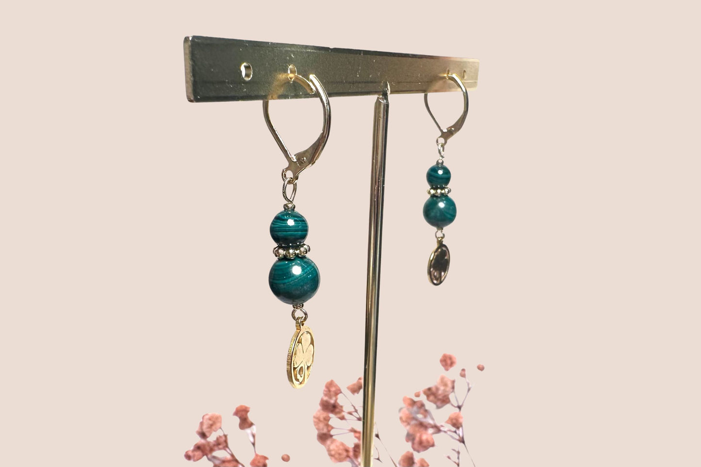 Boucles d’Oreilles en Acier Inoxydable Doré avec Malachite – Élégance et Harmonie