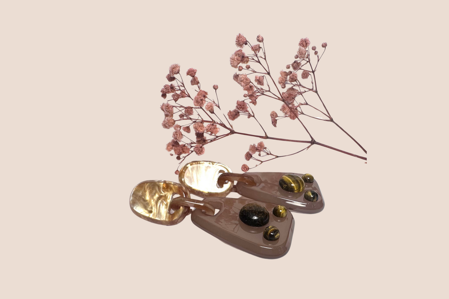 Boucles d'Oreilles Résine Saumon et Œil de Tigre – Élégance et Harmonie