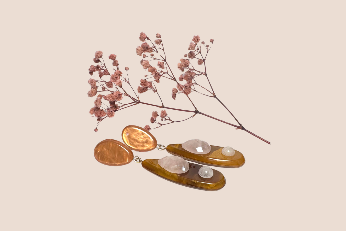 Boucles d'Oreilles Résine Saumon et Quartz Rose – Douceur et Harmonie