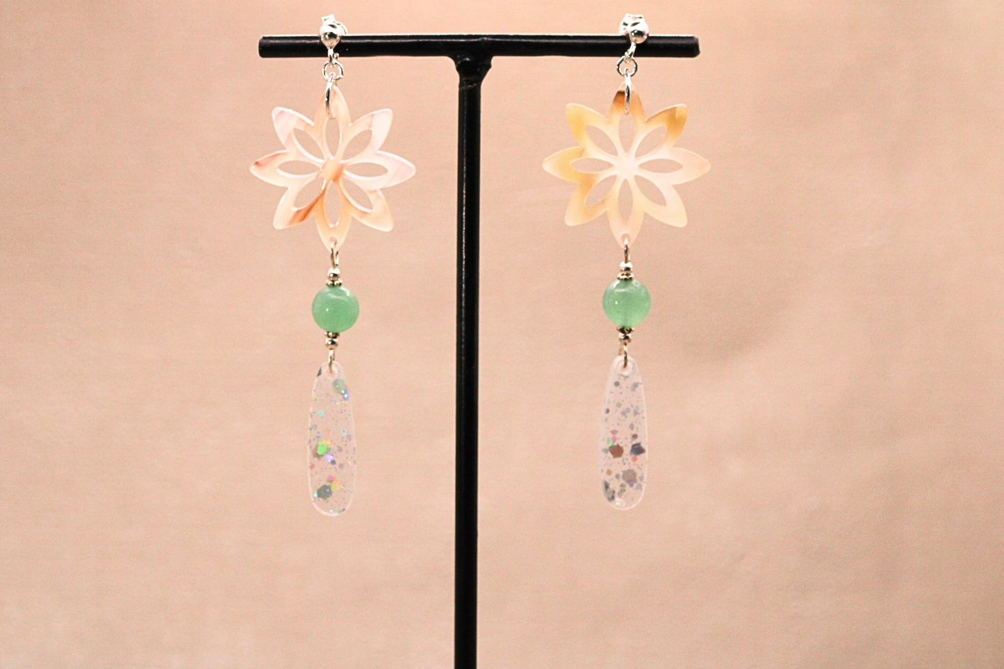 ✨ Boucles d’oreilles en résine et aventurine verte – Un bijou naturel et raffiné ✨