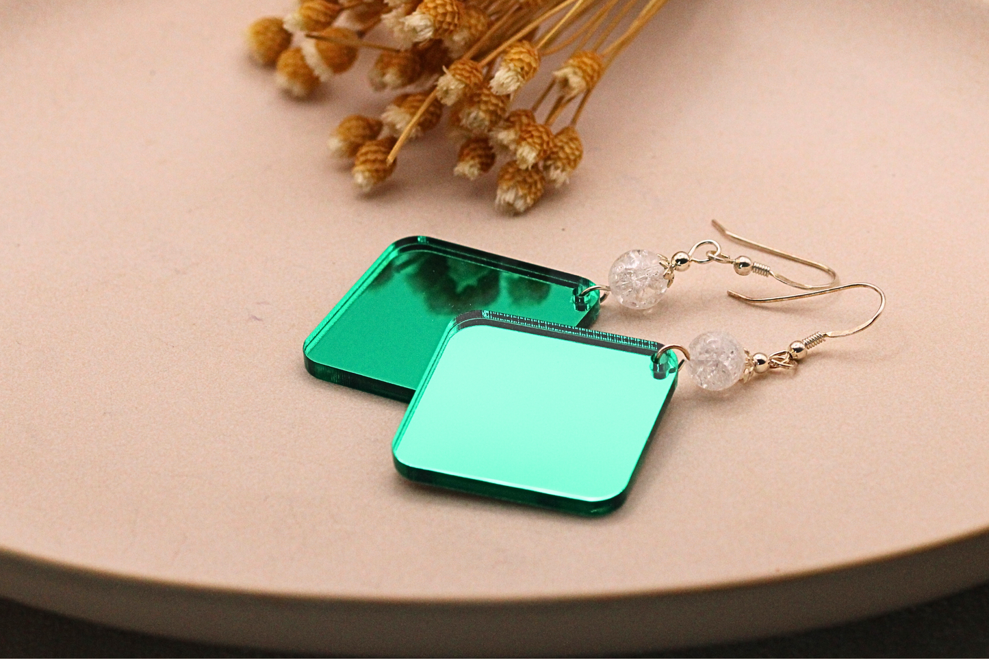 Boucles d’oreilles en résine effet miroir vert et cristal craquelé – Éclat moderne et raffinement