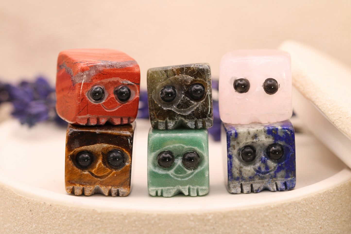 Cube en Pierre Naturelle Gravé d’un Visage Souriant – Élégance et Originalité