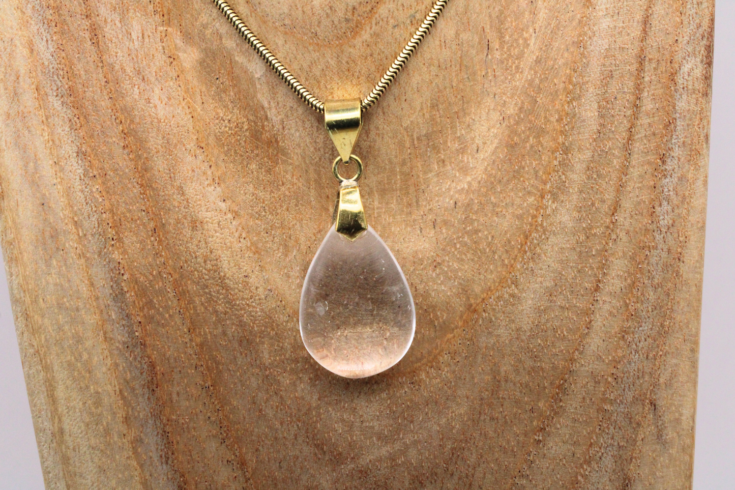 Pendentif en Cristal de Roche Naturel et Laiton - Clarté et Énergie