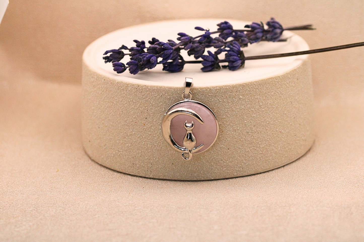 Pendentif Chat sur la Lune en Quartz Rose - Douceur et Magie