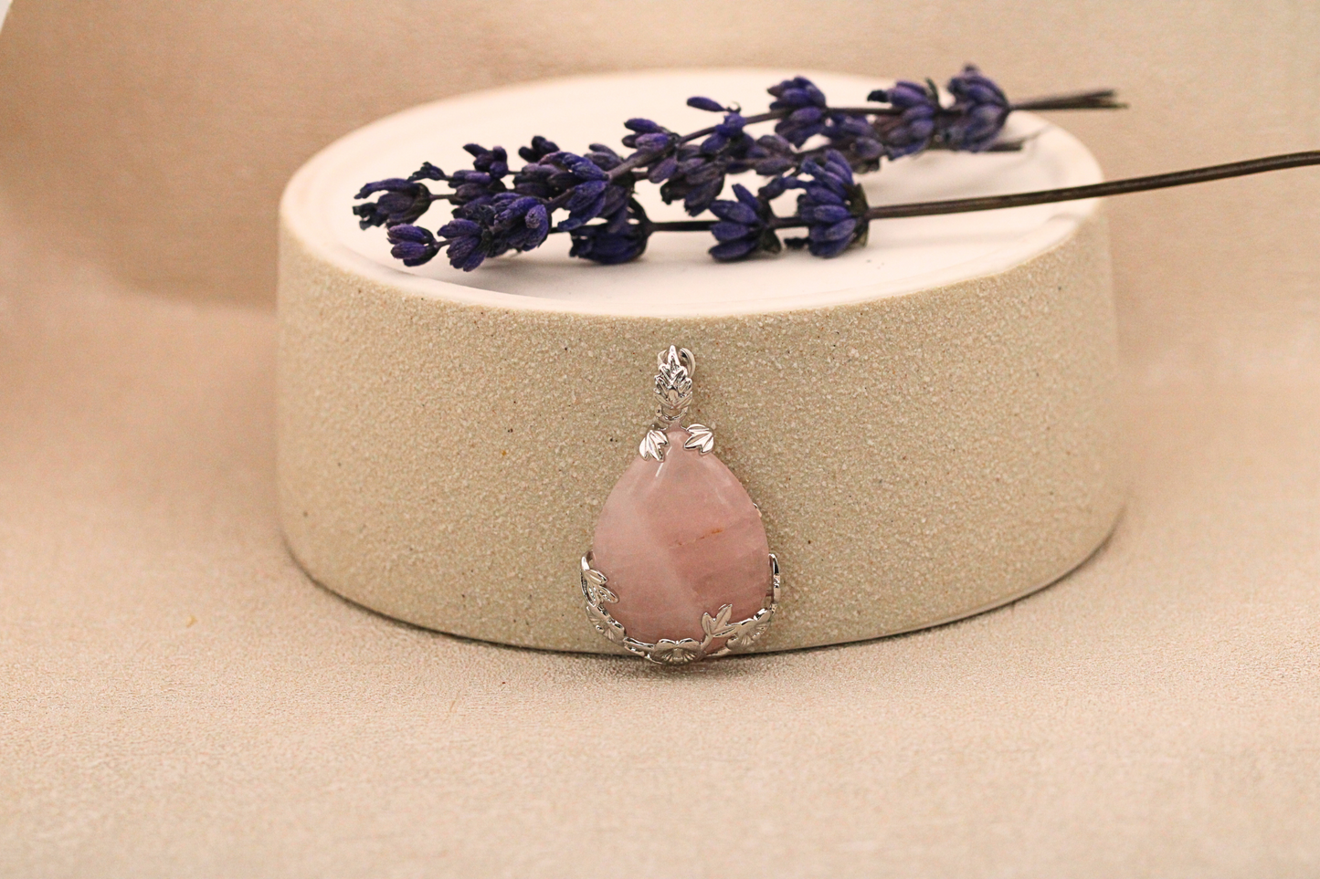 Pendentif Fleur avec Pierre Naturelle en Acier Inoxydable - Élégance et Nature