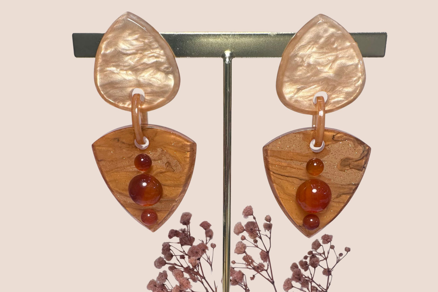 Boucles d'Oreilles en Résine Saumon et Cornaline – Énergie et Élégance Chaleureuse