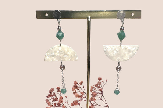 Boucles d’Oreilles en Argent 925 avec Aventurine Verte et Résine Blanche – Raffinement Naturel et Pureté