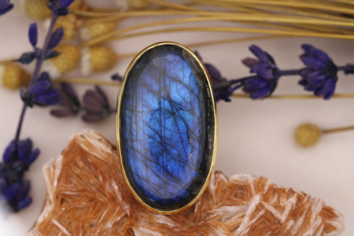 Bague en Labradorite – Luminance et Équilibre