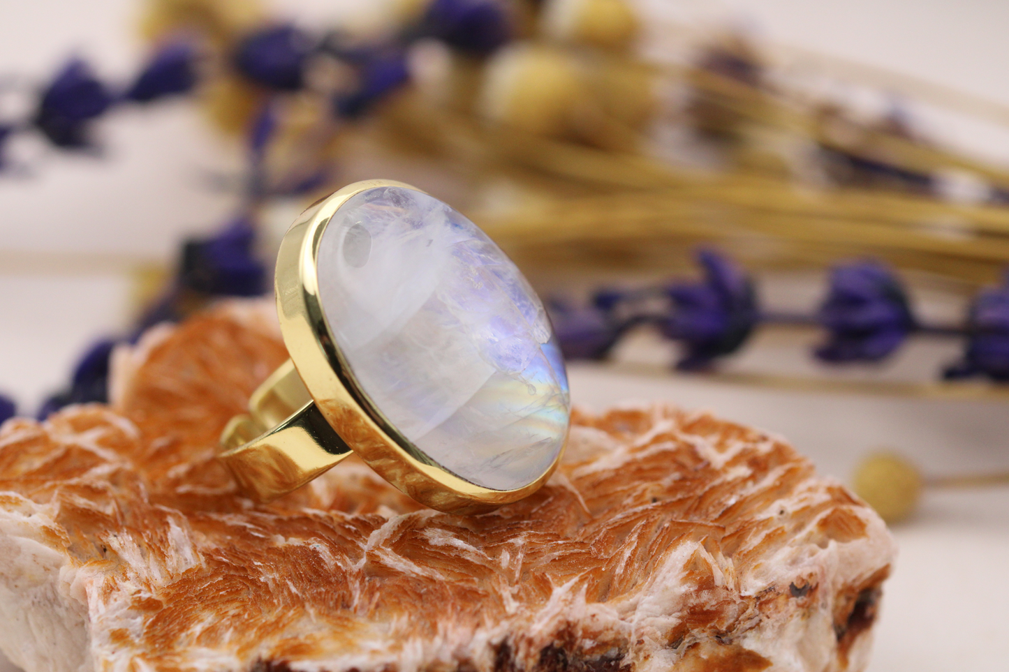 Bague en Pierre de Lune – Luminosité et Équilibre