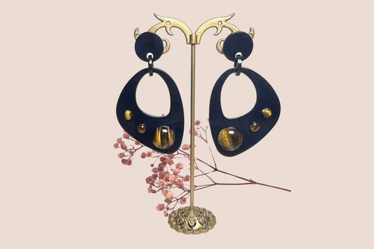 Boucles d'Oreilles Résine Bleu Nuit et Œil de Tigre – Élégance et Mystère