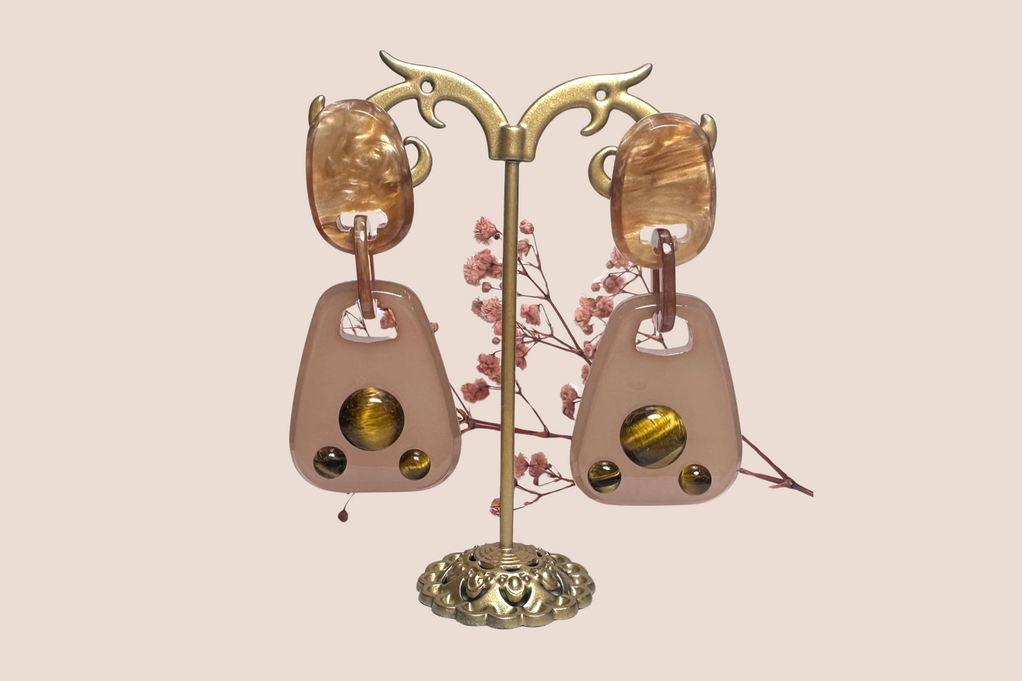 Boucles d'Oreilles Résine Saumon et Œil de Tigre – Élégance et Harmonie