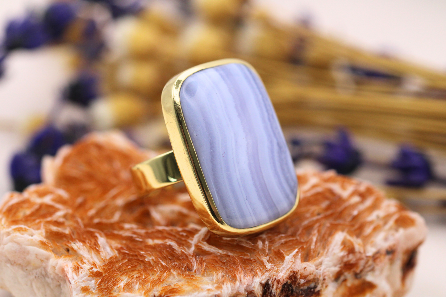 Bague en Calcédoine Rectangulaire – Élégance et Douceur