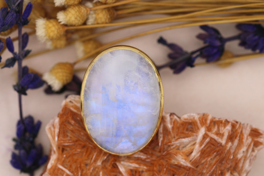 Bague en Pierre de Lune – Luminosité et Équilibre